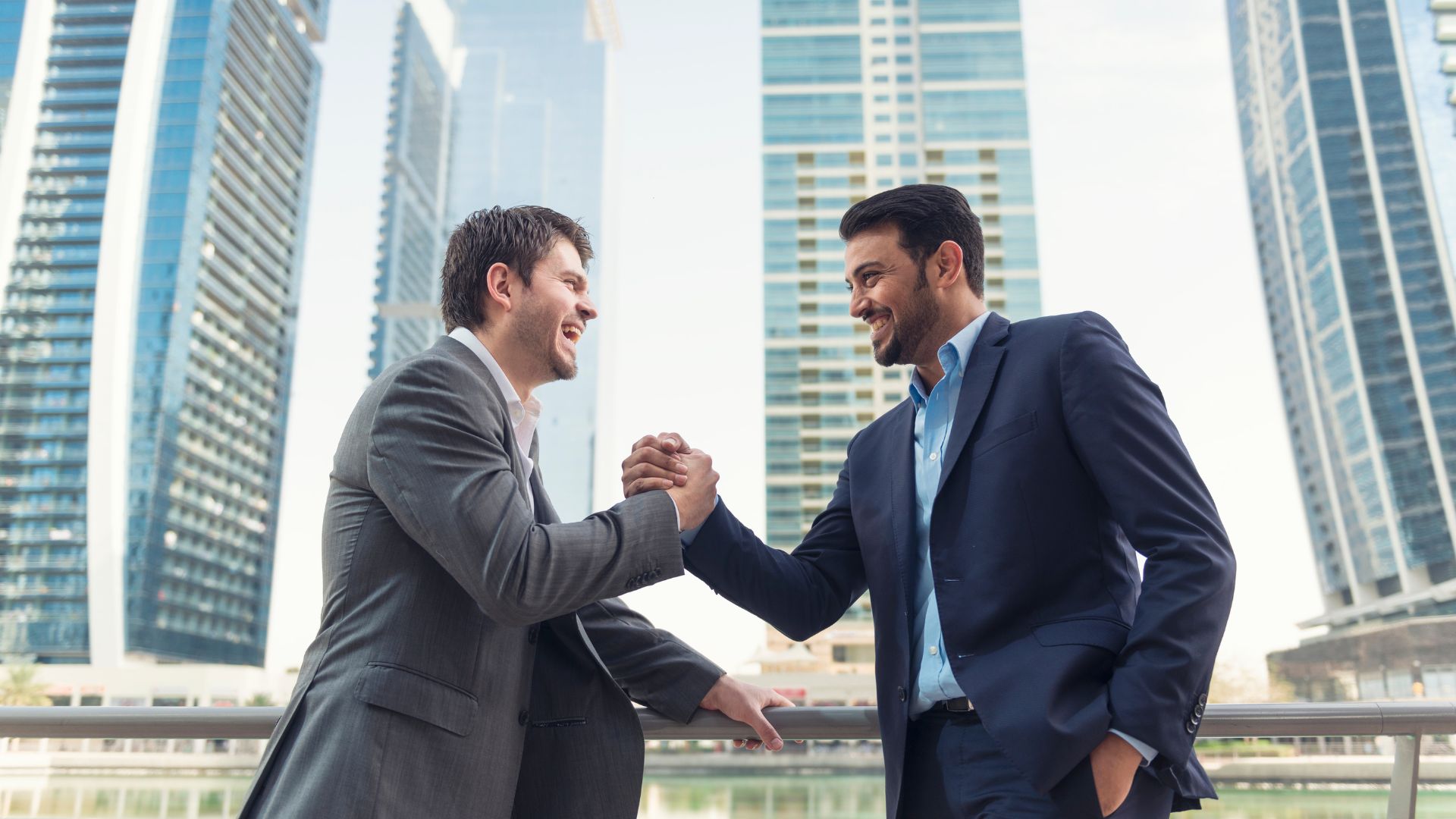 Fechamento de Negócios - Handshake em ambiente corporativo